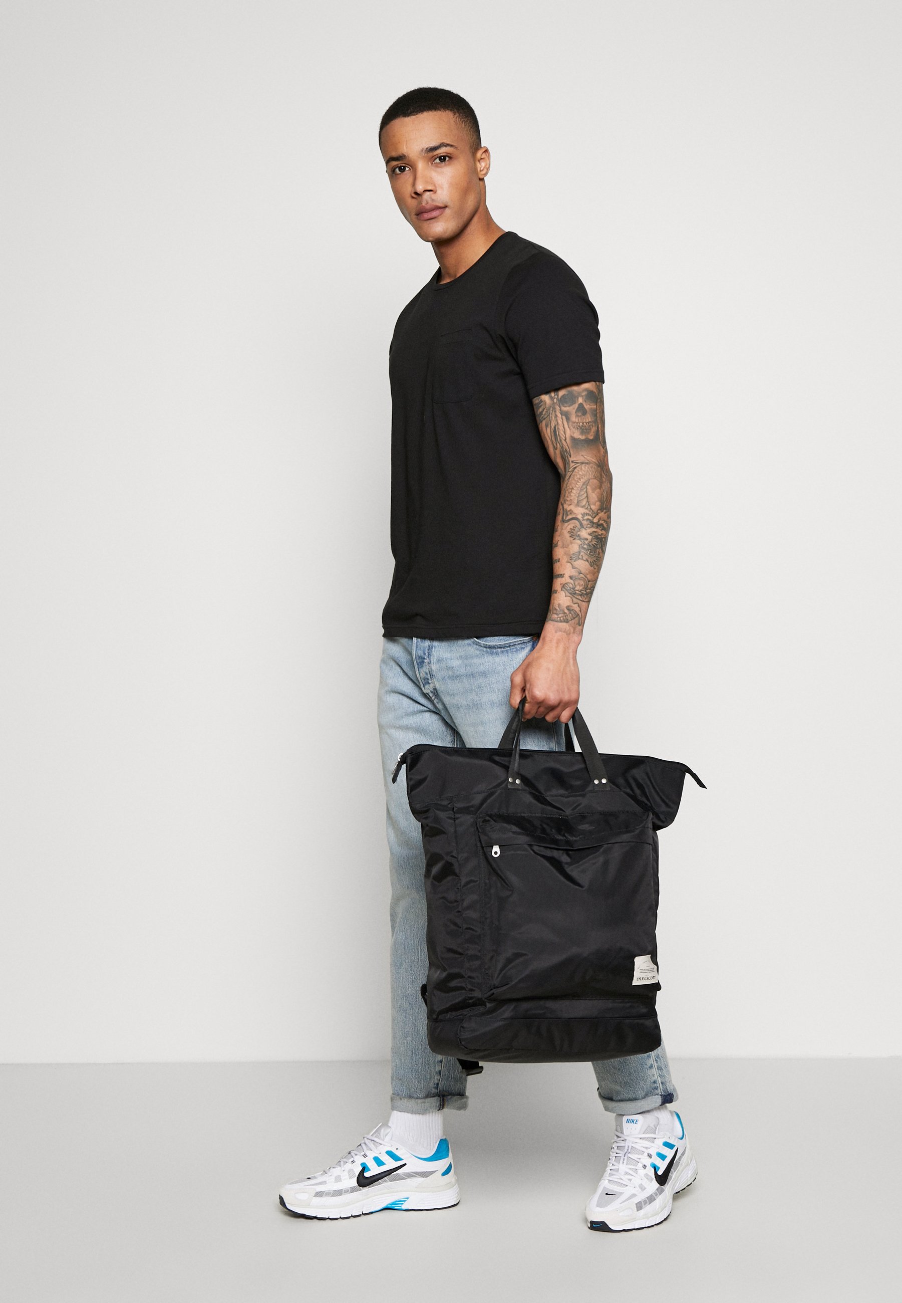 Jost HYBRID BUSINESS BAG PEBBLE Dataveske black Zalando.no Jost HYBRID MESSENGER BAG PEBBLE Dataveske black