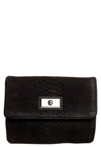 Pochette en cuir texturé serpent noir avec une fermeture rectangulaire en métal argenté et un design plié pour une fermeture sécurisée. Compacte et élégante.
