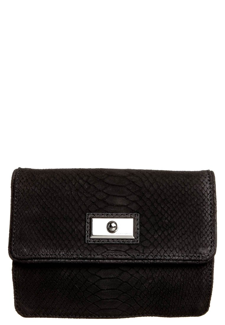 Pochette en cuir texturé serpent noir avec une fermeture rectangulaire en métal argenté et un design plié pour une fermeture sécurisée. Compacte et élégante.