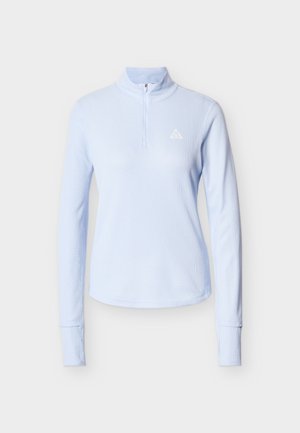 Lyseblå langærmet pullover med høj krave, kvart lynlås og et lille hvidt logo på brystet. Ribbede tekstur over det hele.