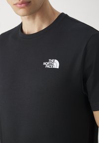 The North Face M SS BOX NSE TEE - Tricou cu imprimeu - black/navy