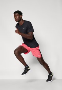 Nike Performance CHALLENGER SHORT - Short de sport - aster pink/dark pony/black/reflective silver