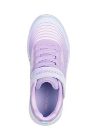 Zapatilla deportiva morada con una parte superior de malla texturizada, cordones planos y una correa de velcro. Cuenta con una suela blanca y un logotipo rosa.