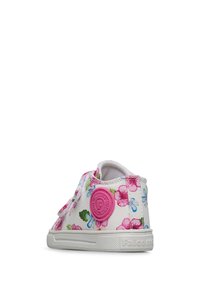 Basket en toile blanche avec un motif floral multicolore. Présente des accents roses et une semelle en caoutchouc. Fermeture velcro pour un enfilage facile.