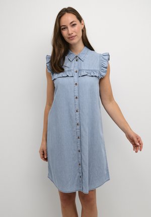 Hellblaues Denim-Hemdkleid mit Rüschendetails an den Ärmeln, Knopfverschluss vorne und Kragen. Glatte Textur; knielanges Design.