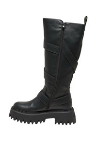 Bota negra de cuero hasta la rodilla con suela gruesa, que presenta múltiples correas horizontales y un cierre con cremallera en el lateral.