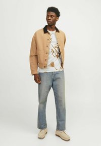 Jack & Jones PREMIUM ALL OVER RUNDHALS - T-shirt med print - sudan brown