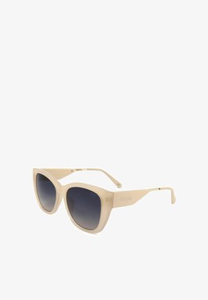 Occhiali da sole a gatta color crema con lenti sfumate scure e logo GUESS sulle aste.