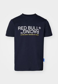 Mørkeblå bomulds t-shirt med korte ærmer, der har "RED BULL RACING" i hvid og gul tekst, samt et blåt mærke på siden.