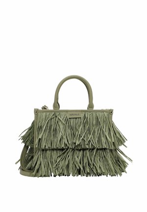 Borsa verde con doppio strato di frange, manici superiori e tracolla rimovibile, con una targhetta rettangolare in metallo con logo.