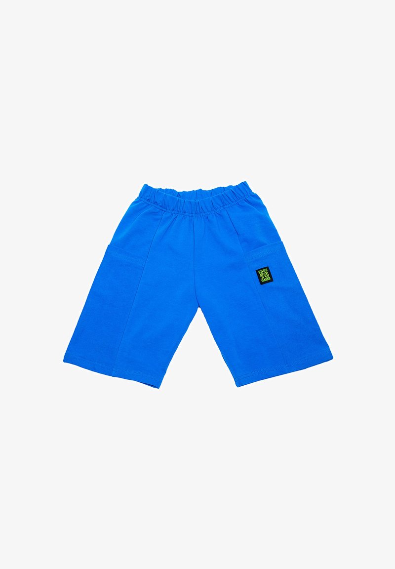 Niebieskie bawełniane szorty z elastycznym pasem, bocznymi kieszeniami oraz małą zieloną metką z logo na dolnej lewej stronie.