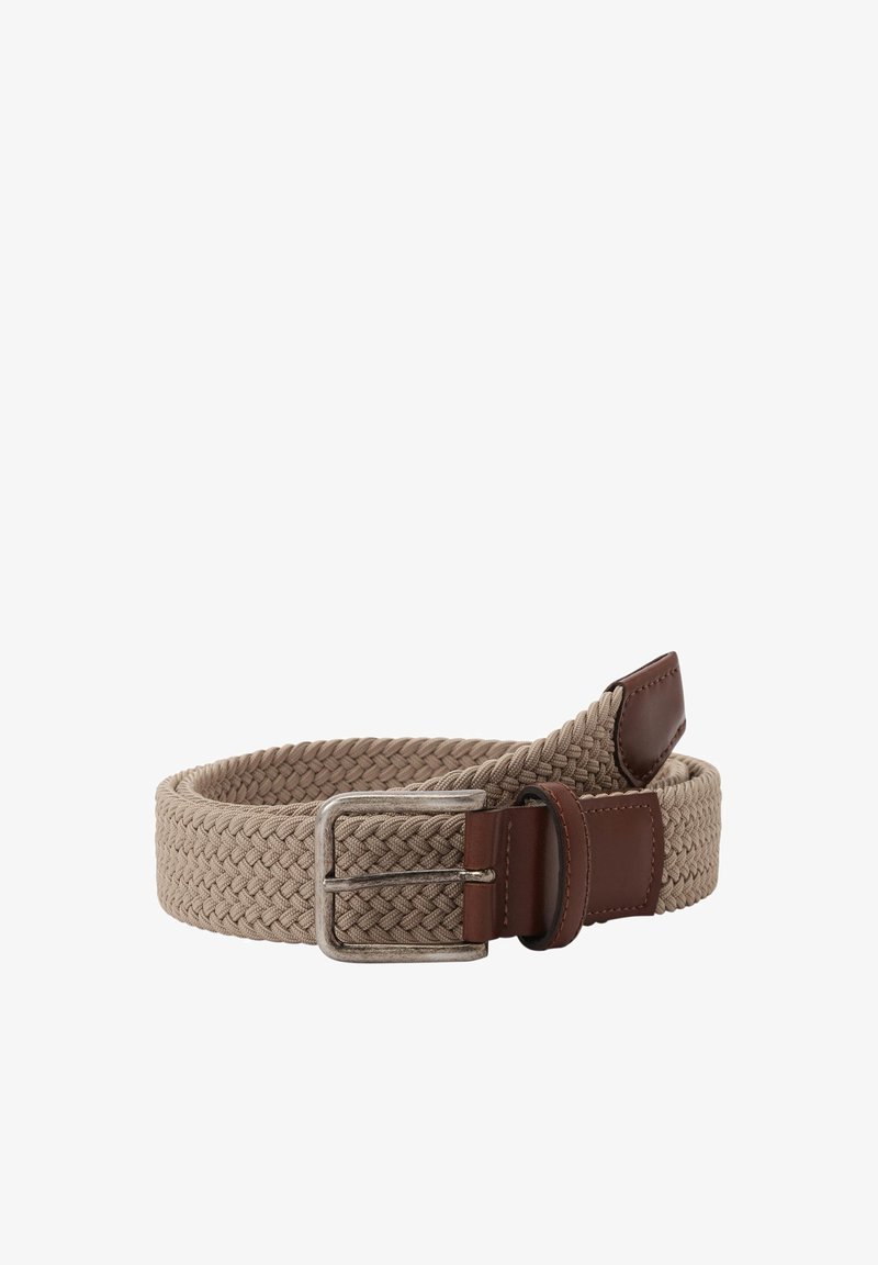 Wovenes Stoffgürtel in Beige mit einem geflochtenen Design, ausgestattet mit einer silbernen Metallschließe und einem braunen Lederakzent in der Nähe der Schließe.