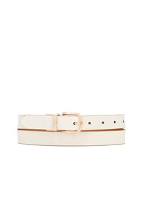 Cinturón de cuero blanco con hebilla metálica en tono dorado, con agujeros a lo largo para ajustar. Textura lisa y diseño minimalista.