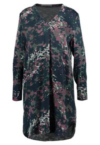 Camisa de manga larga con un patrón de camuflaje en tonos verdes, morados y grises. Presenta un cuello en V y un ajuste relajado. Tejido ligero.