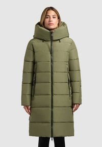 Olivgrüner Puffer-Mantel mit hohem Kragen, Reißverschluss vorne und zwei seitlichen Taschen. Verfügt über eine gesteppte Textur und ein knielanges Design.