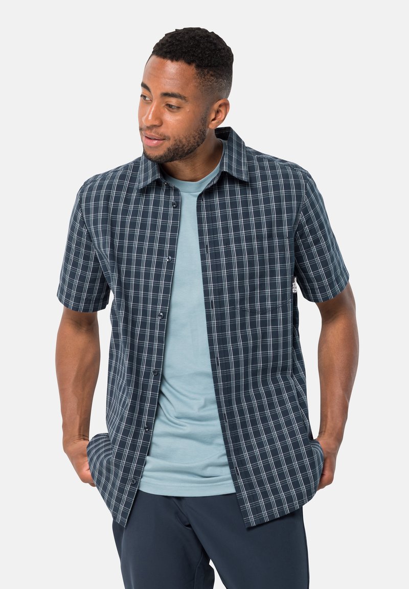 Korte mouw gecontroleerd overhemd in marineblauw en lichtblauw, met een kraag en knoopsluiting, gelaagd over een lichtblauwe ronde hals t-shirt.