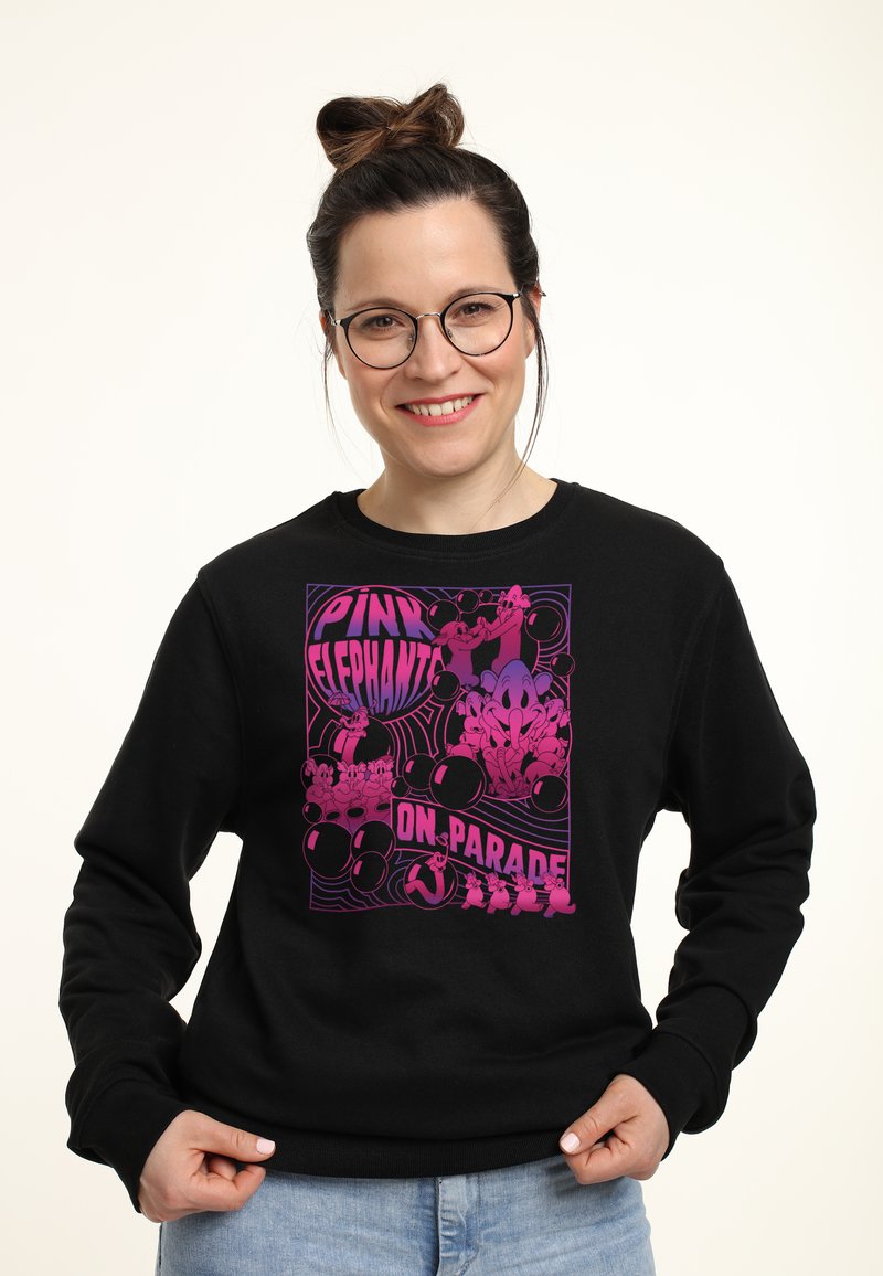 Felpa nera con una stampa grafica colorata di elefanti rosa e personaggi con il testo "ELEFANTI ROSA IN PARATA". Tessuto morbido, vestibilità morbida.