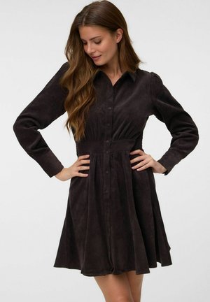 Vero Moda, DRESS AWANE SHORT DRESS - Robe chemise - chocolate torte