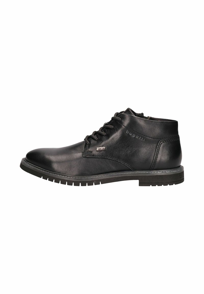 Bottine en cuir noir avec laçage à l'avant, semelle texturée, marque Bugatti et fermeture éclair latérale, conçue pour une tenue décontractée ou formelle pour hommes.