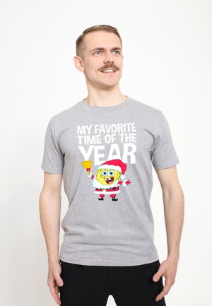 Šedé bavlněné tričko s barevným grafikou karikatury postavy v obleku Santa Clause s textem "MOJE NEJOBLÍBENĚJŠÍ OBDOBÍ V ROCE."