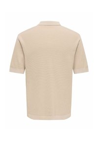 Polo en maille beige à manches courtes avec un tissu texturé et des poignets et ourlet côtelés, vu de dos.