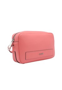 Borsa cosmetica sintetica rosa con una texture liscia, forma rettangolare, hardware argento e logo del marchio sul davanti. Chiusura con zip sulla parte superiore.