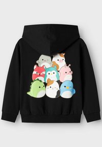 Sudadera negra con un diseño de cartoon colorido en la parte trasera, que muestra varias caras redondas de animales lindos con colores y expresiones distintas.