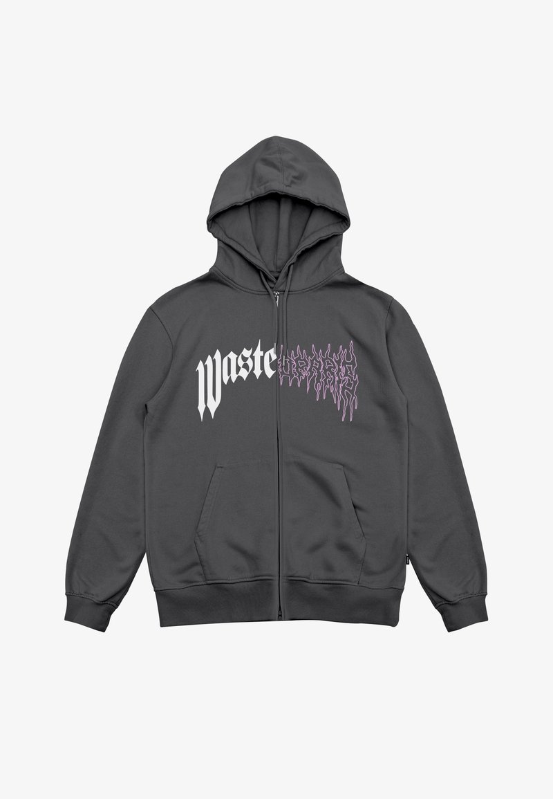 Sweat à capuche gris foncé zippé avec poches avant et texte de style flammes en blanc et violet indiquant "wasted years" sur la poitrine.