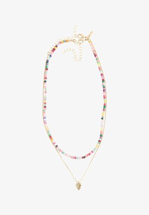 Doppelreihige Halskette mit einer Reihe aus kleinen, mehrfarbigen Perlen und einer dünnen goldenen Kette mit einem goldenen Herzanhänger.