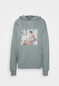 Grå huva sweatshirt med framtryck av en kvinna i vintage klänning som blåser bubbelgum, texten ovanför lyder "LATA DAGEN."