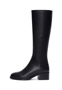 Stivale in pelle nera al ginocchio con tacco basso e punta rotonda, mostrato in profilo laterale su uno sfondo bianco.