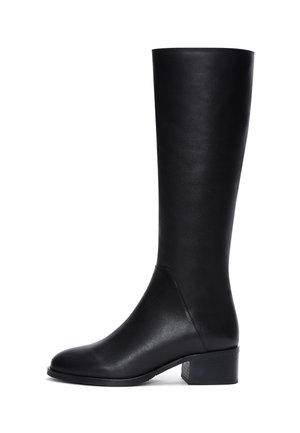 Zwarte leren knie-high laars met een lage blokhak en ronde neus, weergegeven in zijprofiel op een witte achtergrond.