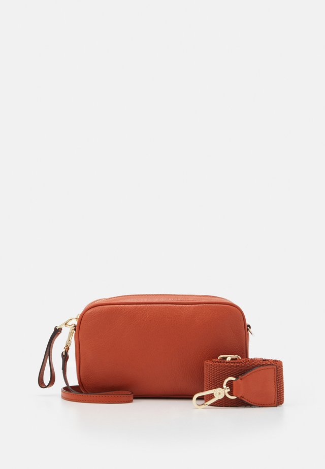 TINA BIG - Axelremsväska - orange
