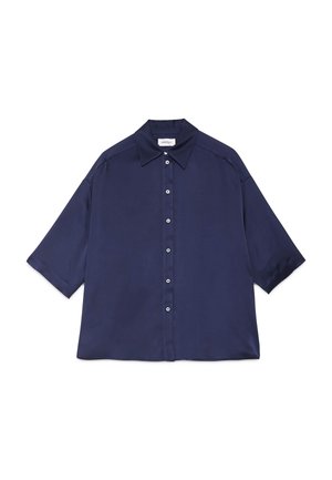 Chemise bleu marine à manches courtes avec col pointu, tissu lisse et boutons blancs au centre devant.