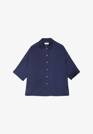 Krátka košeľa s krátkym rukávom námorníckej modrej farby, so špicatým golierom, hladkou textúrou a bielymi gombíkmi po celej prednej stredovej časti.