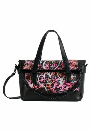 Bolso de mano de cuero negro con asas dobles y correa desmontable, con patrones de corazones y estrellas estilo graffiti en colores rosa, naranja y blanco en la solapa frontal.