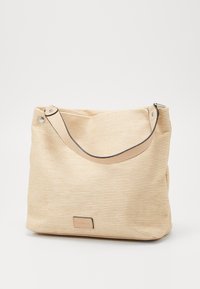 Beżowa torba tote z tkaniny o poziomej paskowanej strukturze, miękkim kształcie i brązowym skórzanym paskiem na ramię, z małą naszywką logo.