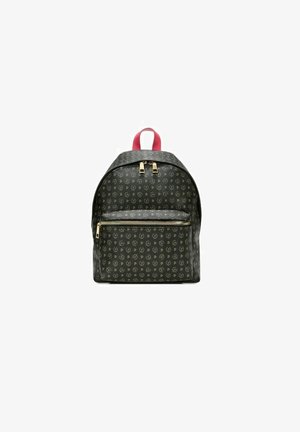 Zaino nero con motivo e hardware dorato, dotato di un manico rosa. Presenta una grande tasca principale e una tasca frontale con zip.