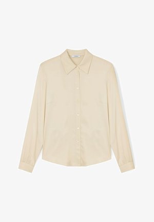 Beige langärmliges Hemd mit Knöpfen, spitzem Kragen und geknöpften Manschetten, flach auf einem weißen Hintergrund liegend.