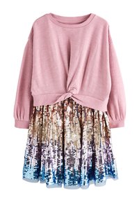 Rózsaszín hosszú ujjú felső, deréknál csomóval díszítve, hozzá egy arany, lila és kék színátmenetes flitteres szoknya.