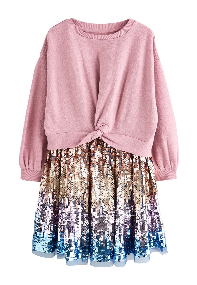 Rózsaszín hosszú ujjú felső, deréknál csomóval díszítve, hozzá egy arany, lila és kék színátmenetes flitteres szoknya.