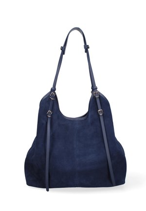 Borsa hobo in camoscio blu navy con lunghe tracolle regolabili e dettagli con fibbia color argento, in piedi su uno sfondo bianco.