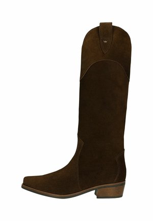 Botte en daim brun montante avec un bout pointu et un haut incurvé. Présente des accents de couture et un talon empilé pour le soutien.