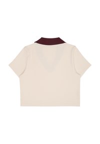 Polo shirt cropped in tessuto beige con colletto bordeaux. Maniche corte e un design semplice, senza motivi o accenti aggiuntivi.