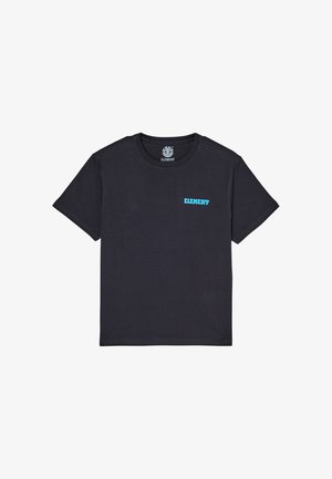 Zwart T-shirt met korte mouwen en ronde hals met klein blauw "ELEMENT" tekstlogo op de linkerborst.