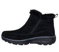 Bottines en suede noir avec un revers en fausse fourrure, dotées de panneaux latéraux élastiques, d'une semelle rembourrée et d'un motif texturé pour une meilleure adhérence.