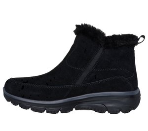 Stivaletti ankle in suede nero con risvolto in pelliccia sintetica, dotati di pannelli laterali elastici, suola imbottita e battistrada testurizzato per una migliore aderenza.