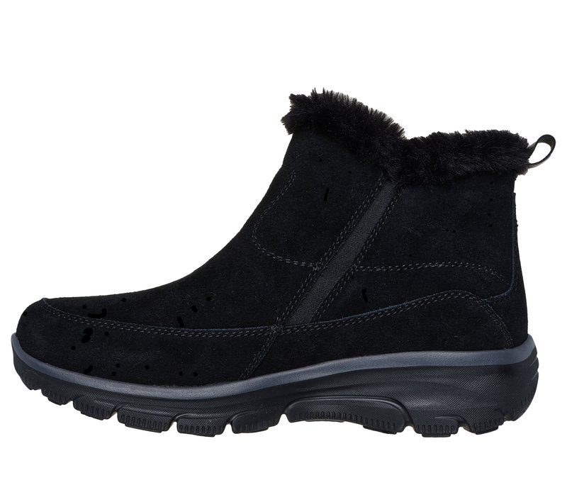 Bottines en suede noir avec un revers en fausse fourrure, dotées de panneaux latéraux élastiques, d'une semelle rembourrée et d'un motif texturé pour une meilleure adhérence.