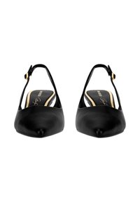 Mustad slingback kingad terava varbaga, sile nahkpind ja kulla tooni kinnituse aktsent rihmal. Õhuke kontsikujundus.