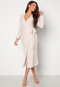 Bubbleroom - PLEATED WRAP MIDI DRESS - Freizeitkleid - tan Thumbnail-Bild 1